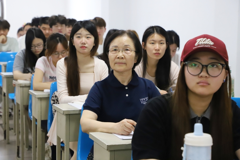 校长张淑爱深入思政课堂 点赞“问题清单”式教学法 赋能思政课提质增效    